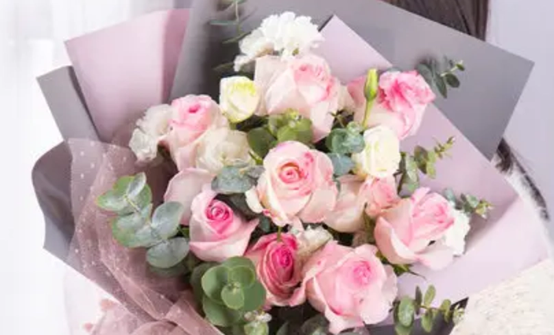 粉玫瑰白玫瑰搭配