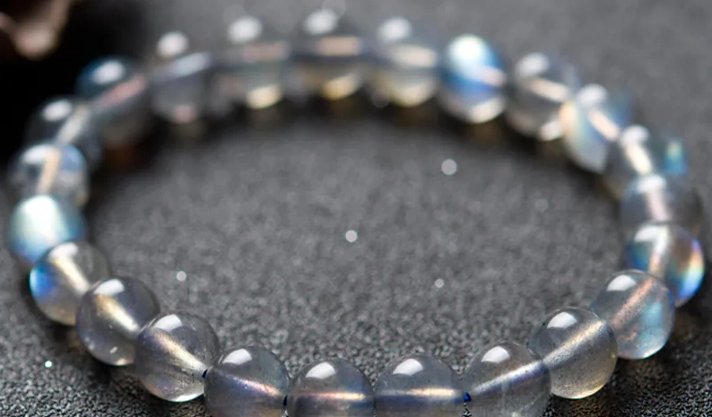 灰月光石佩戴方法